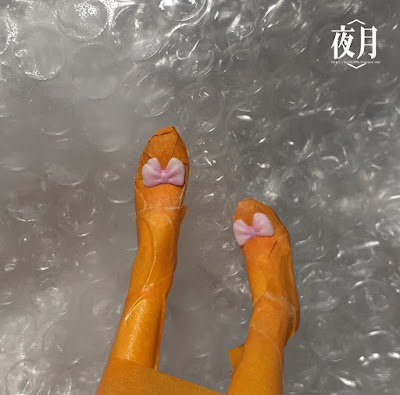 糾彩抹在緎帶縫隙沉積 透明紫色蒙層加深對比效果